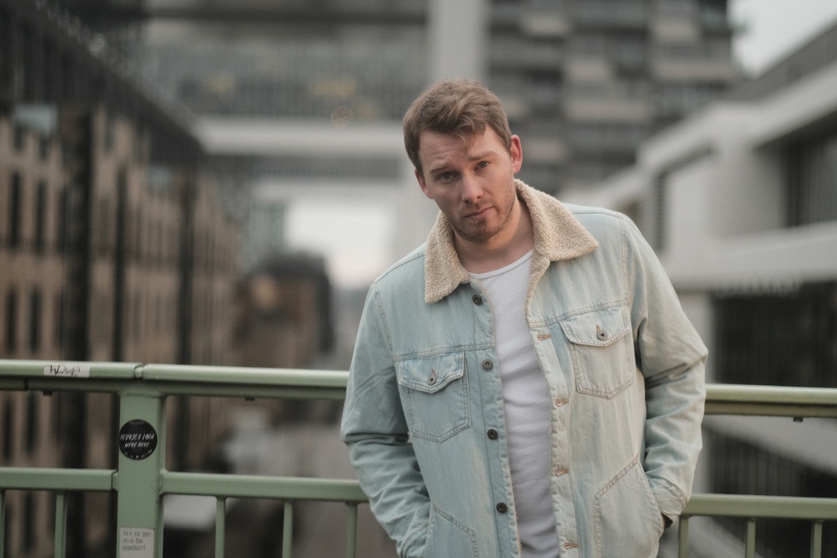 phil_young_closed_eyes_goodbye_picture